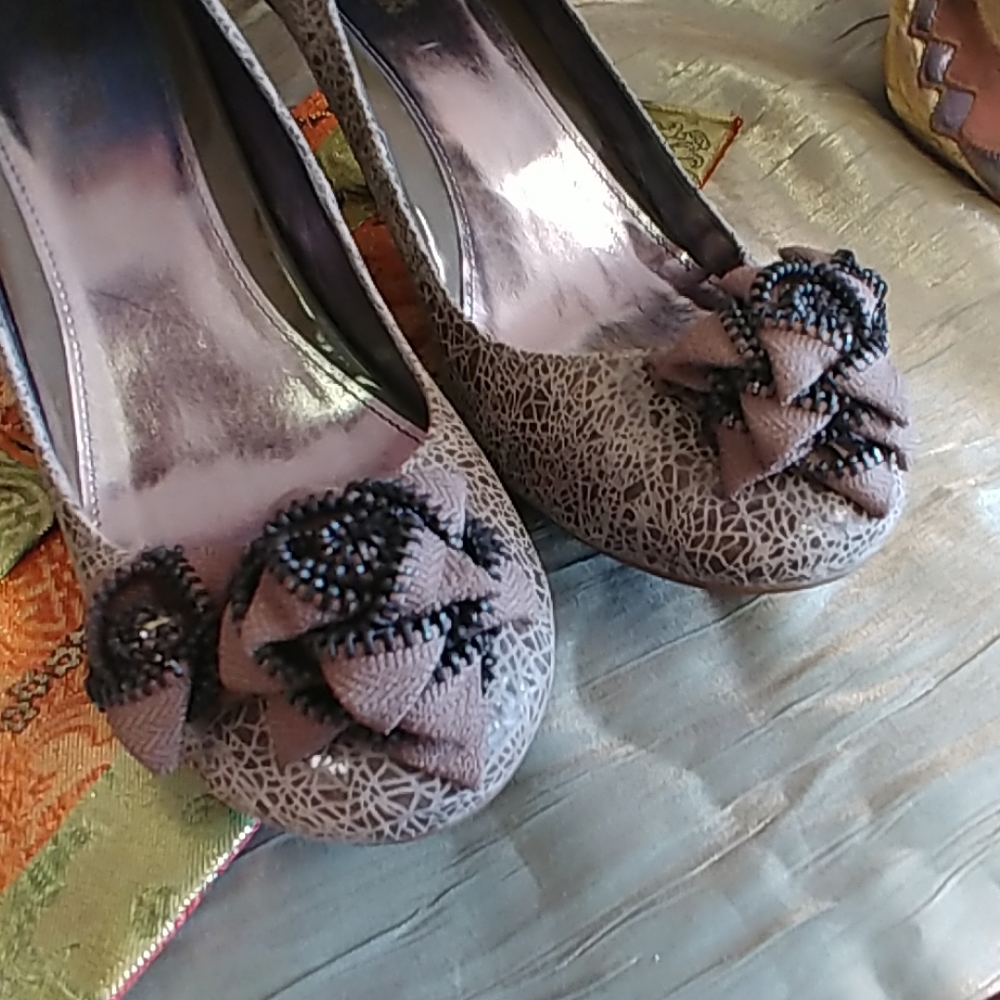 KENNETH COLE PUMPS - Picture 3 of 7